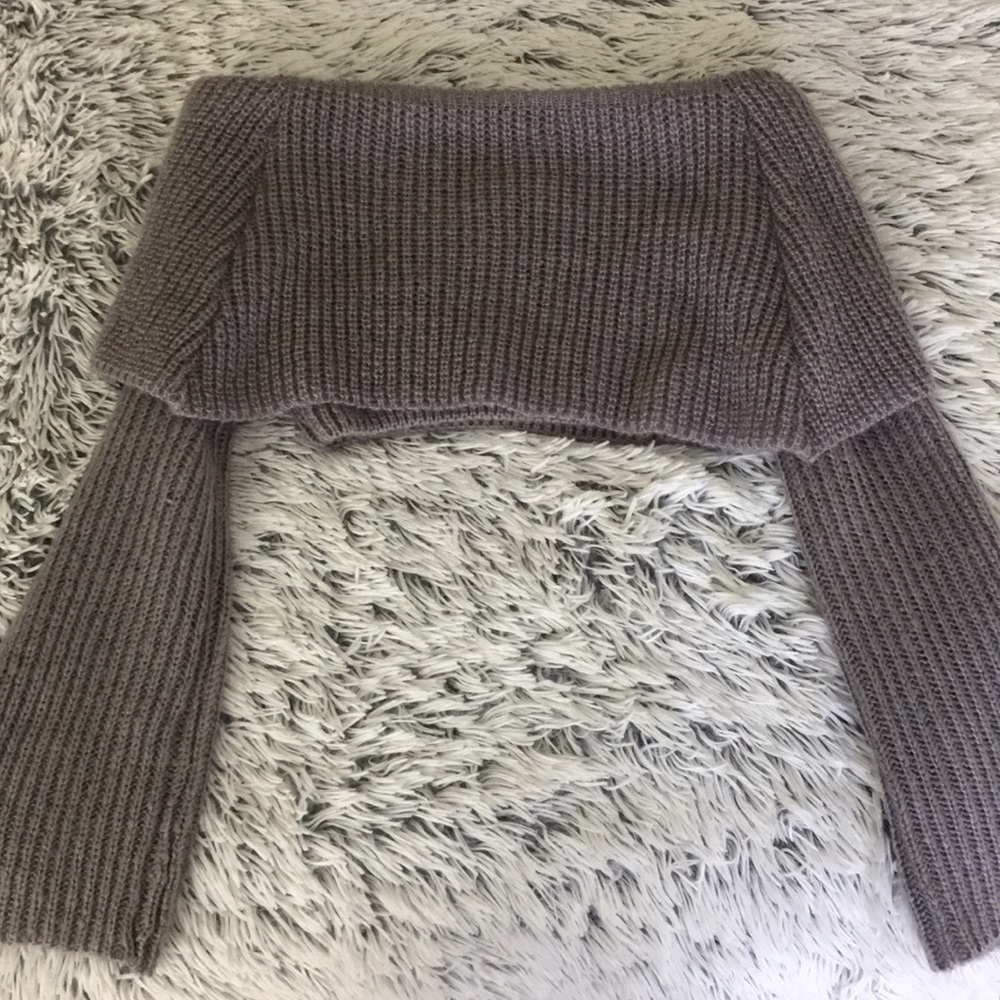 Knitted off the shoulder long sleeve crop top